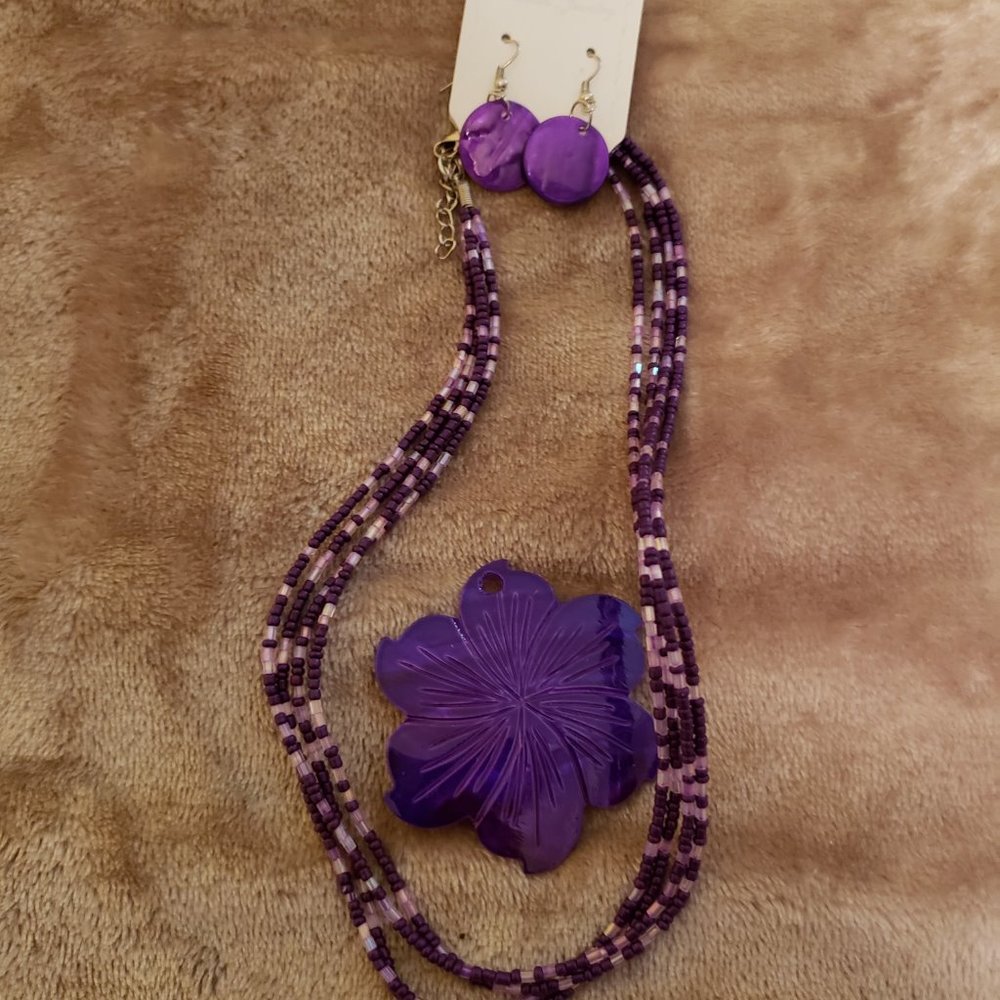 Beaded Custome Necklace w/Earrings